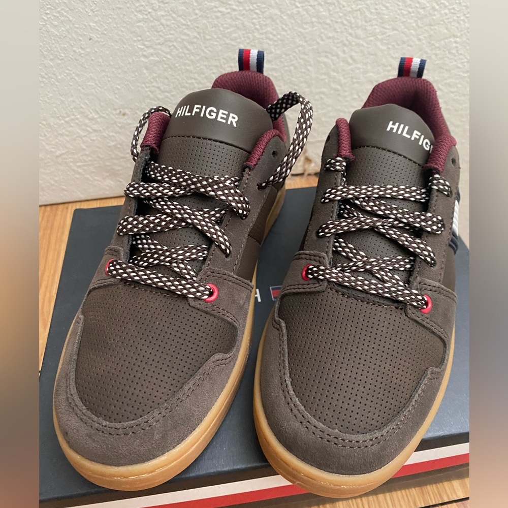 Tommy Hilfiger Boys Sneakers 2.5 Never Worn New in Box